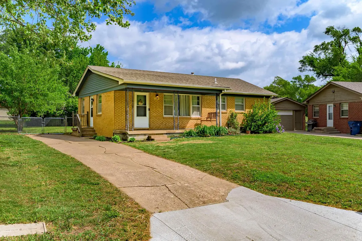 320 Martha Ave, Mulvane, KS 67110 - #1