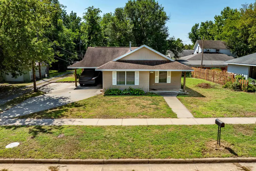 219 W 13th Ave, Winfield, KS 67156 - #2