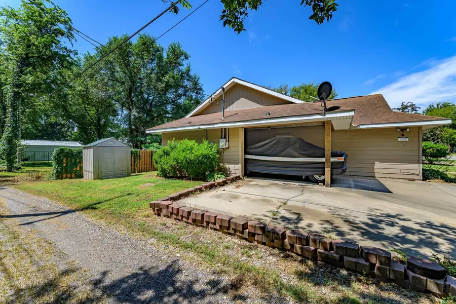 219 W 13th Ave, Winfield, KS 67156 - #3
