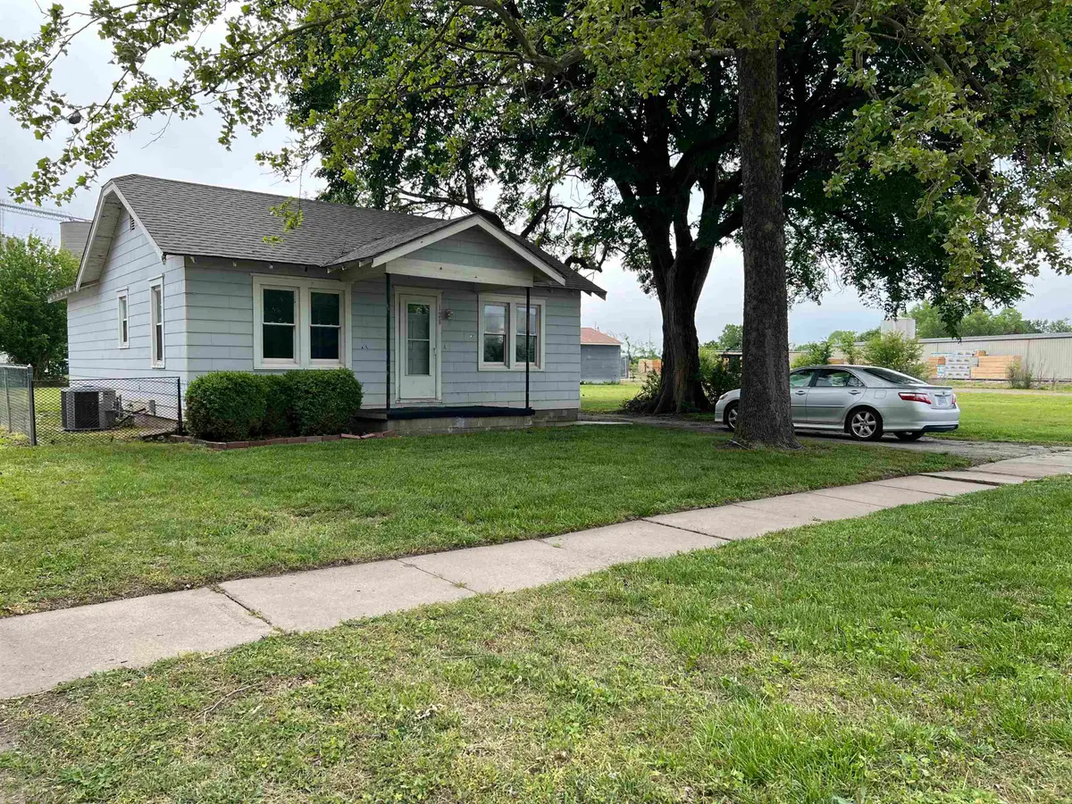 128 S Cedar Ave, Valley Center, KS 67147 - #1