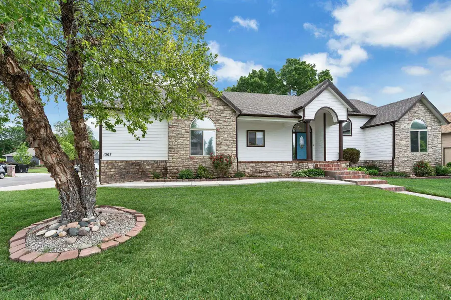 1307 W Hannah Lane, Haysville, KS 67060 - #3