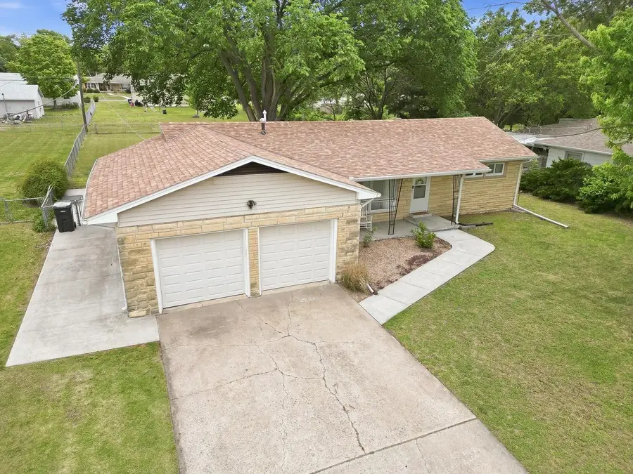 1202 Harrison St, Newton, KS 67114 - #2