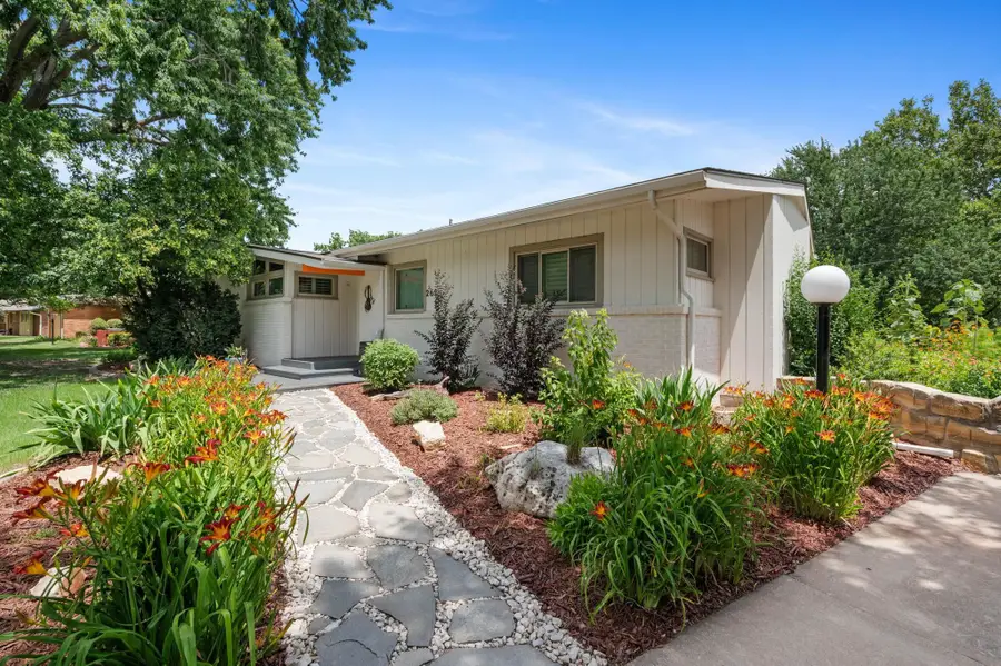 262 S Bonnie Brae St, Wichita, KS 67207 - #2