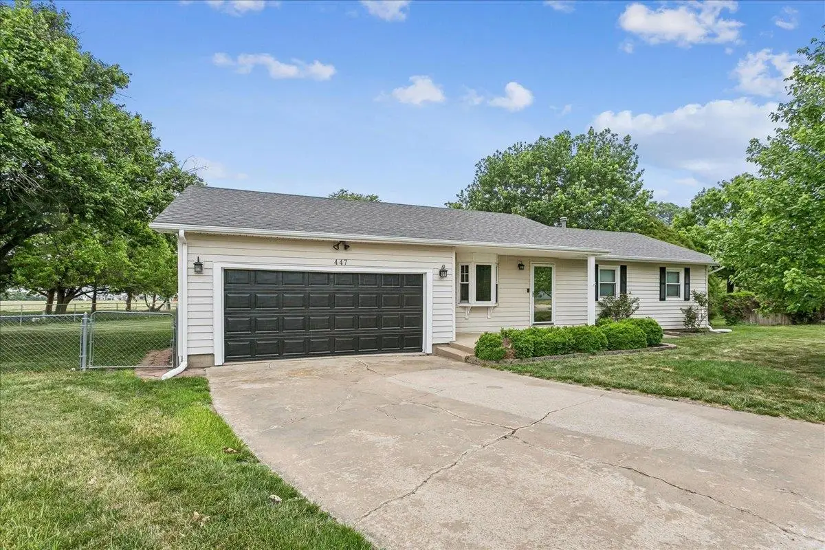 447 Meadowbrook Ct, Newton, KS 67114 - #1