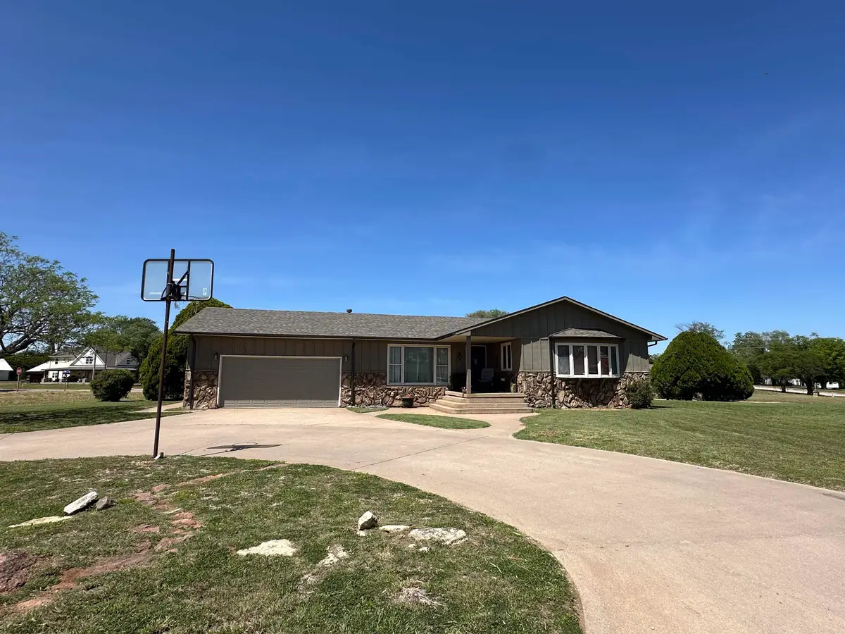2 Crown Cir, Anthony, KS 67003 - #1