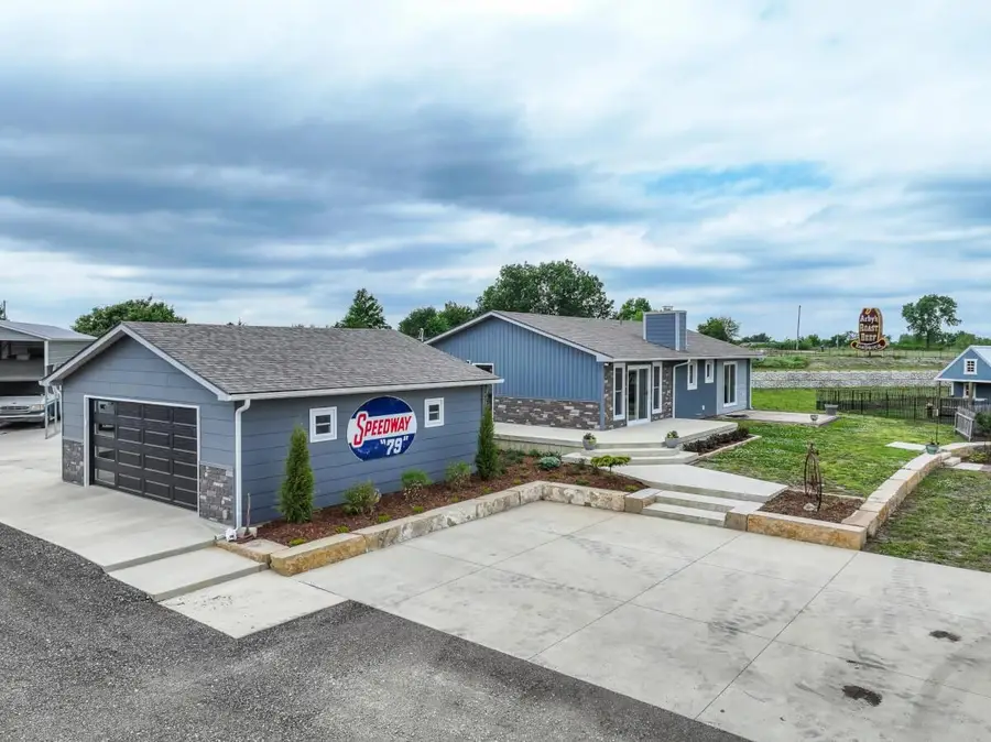 9657 SW Hopkins Switch Rd, Augusta, KS 67010 - #3
