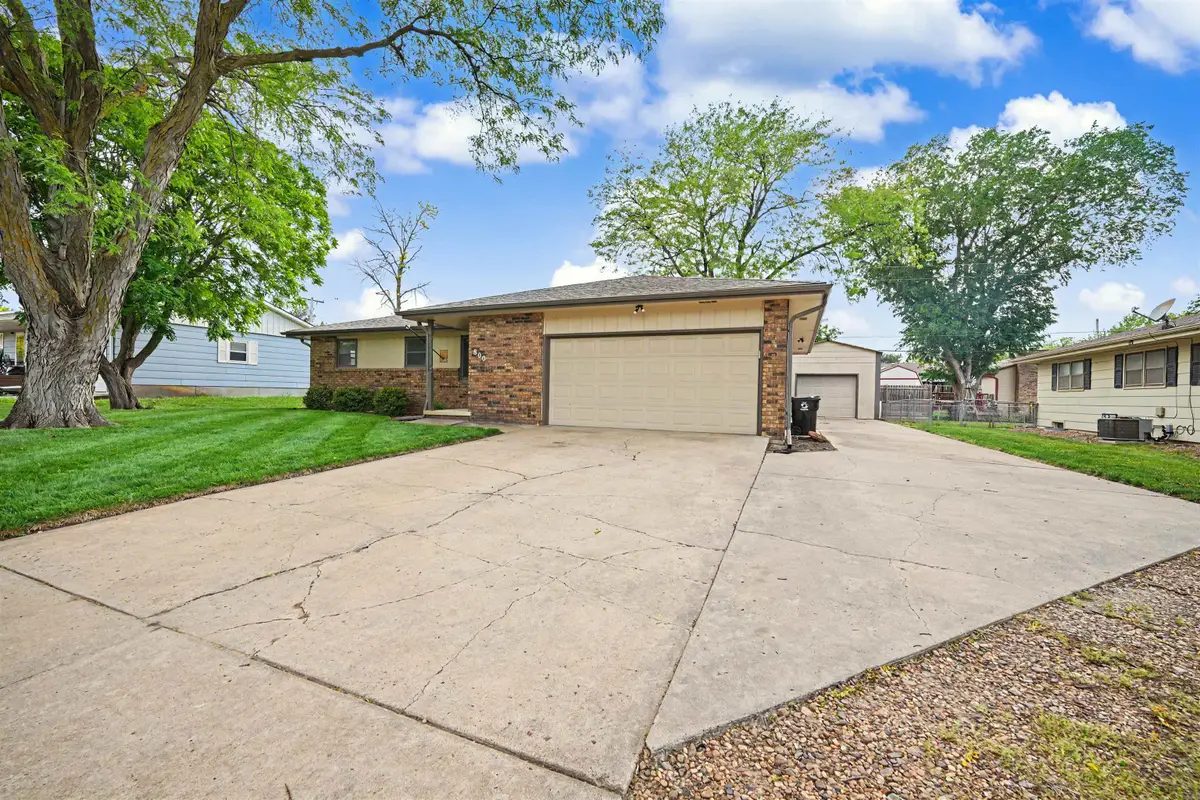 800 Manchester Rd, Salina, KS 67401 - #1