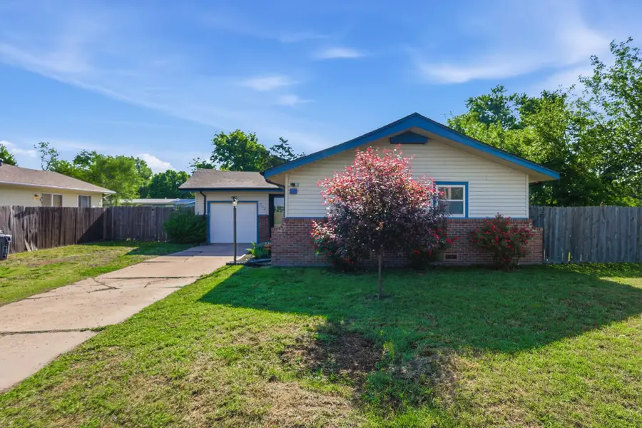 312 N Brownthrush Ln, Wichita, KS 67212 - #2