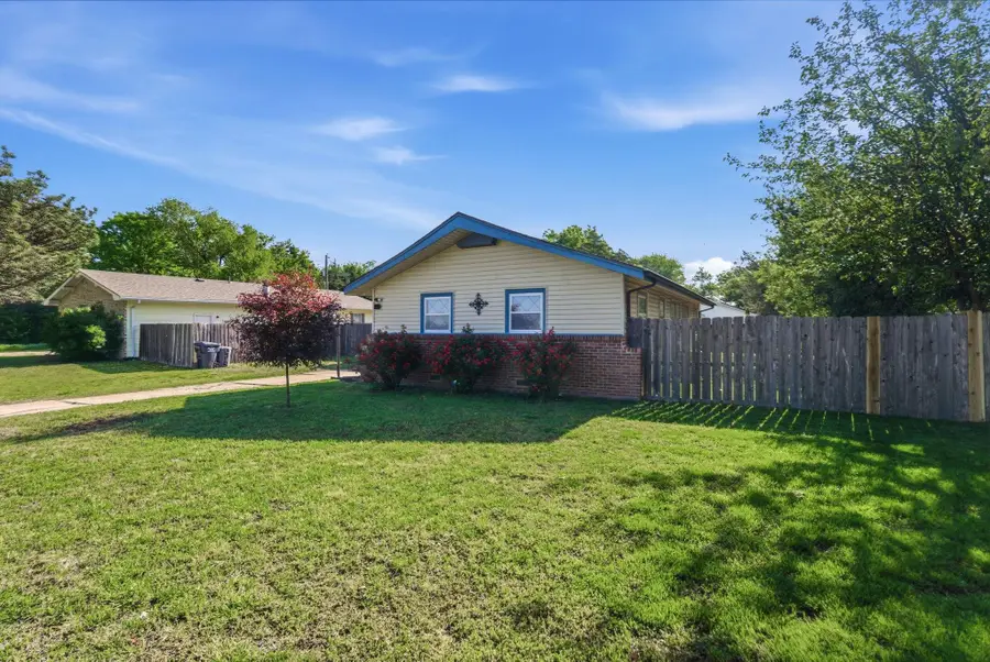 312 N Brownthrush Ln, Wichita, KS 67212 - #3