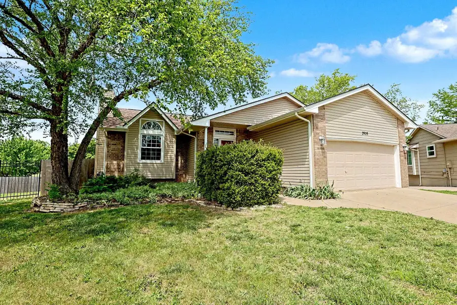 2929 N Parkwood Ct, Wichita, KS 67220 - #2