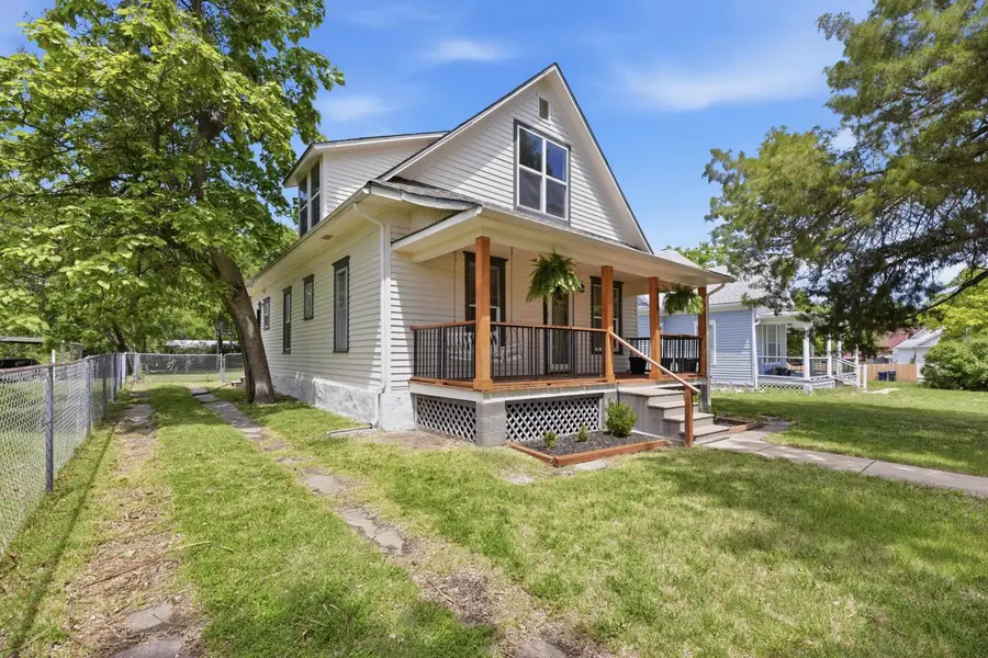 218 E 10th St, Newton, KS 67114 - #2