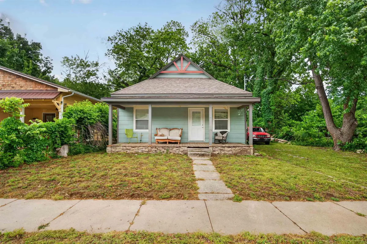414 Andrews St, Winfield, KS 67156 - #1