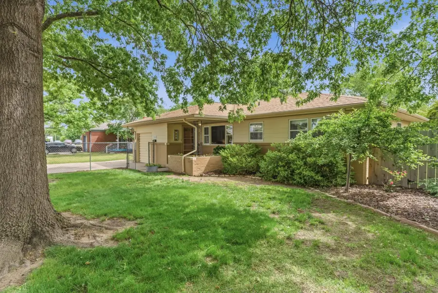 2106 N Woodrow Ave, Wichita, KS 67203 - #2