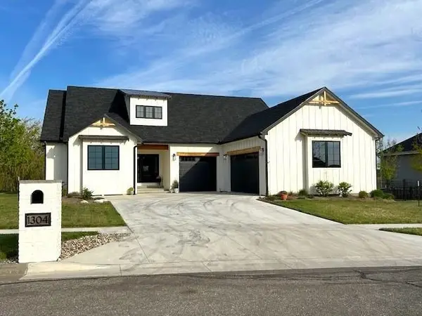 1304 Larkspur Ln, Salina, KS 67401
