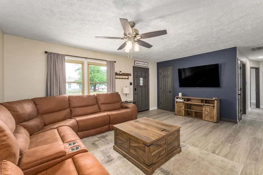1227 W 19th Ave, Hutchinson, KS 67502-3511 - #2
