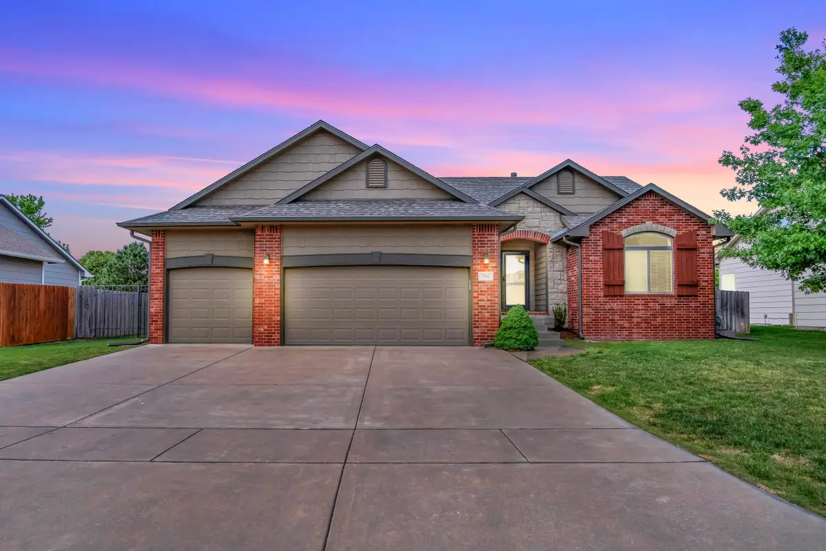 706 E Rolling View Dr, Valley Center, KS 67147-7314 - #1