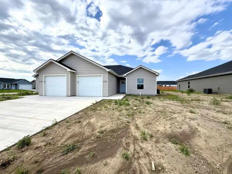 1228 Fountain Dr, Salina, KS 67401 - #2