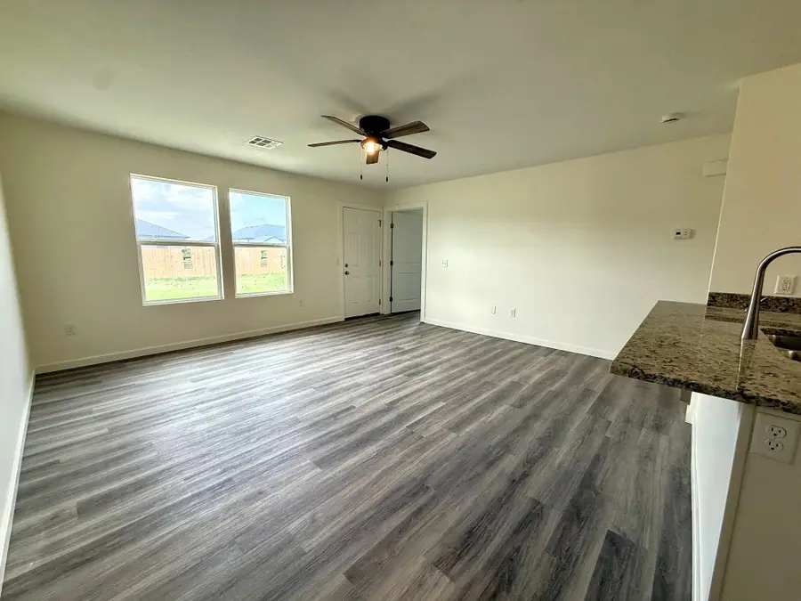 1228 Fountain Dr, Salina, KS 67401 - #3