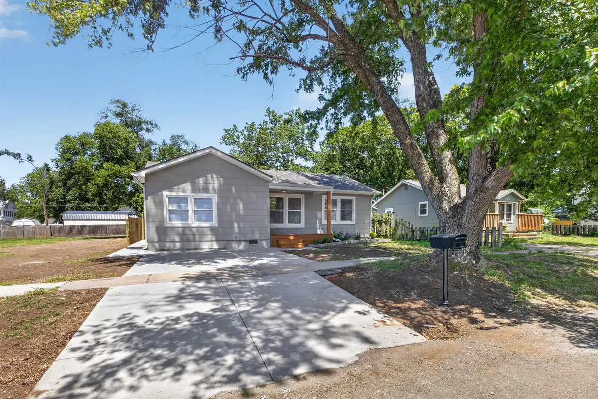 428 E Bridge St, Mulvane, KS 67110 - #1