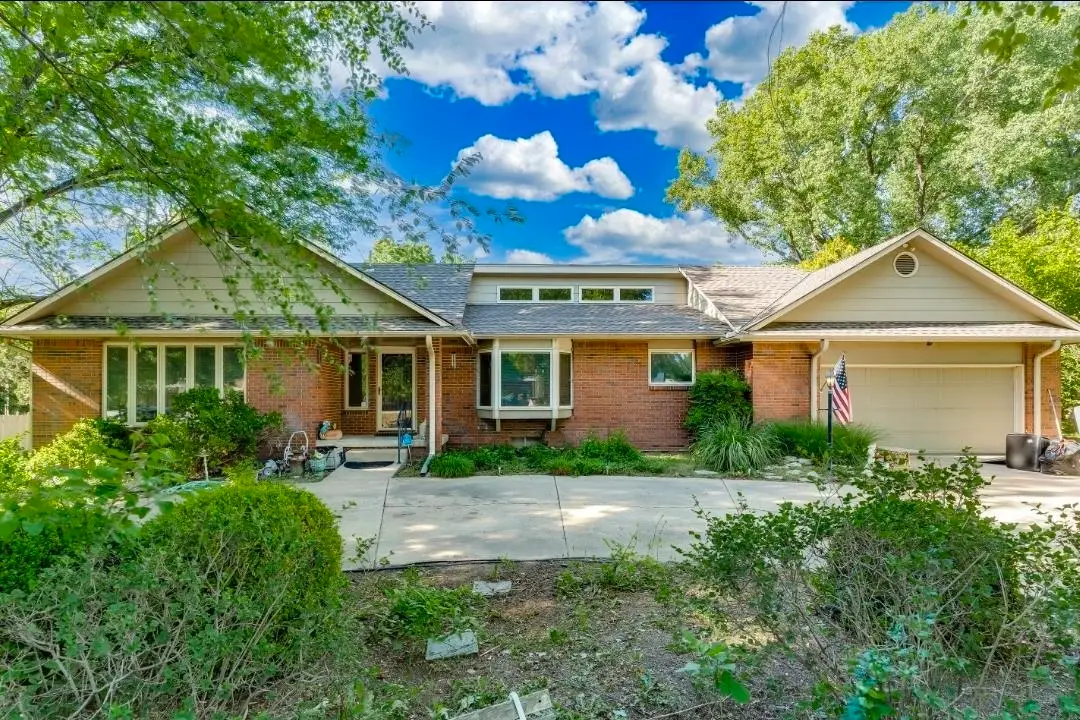 16 N Circle Dr, Mulvane, KS 67110 - #1