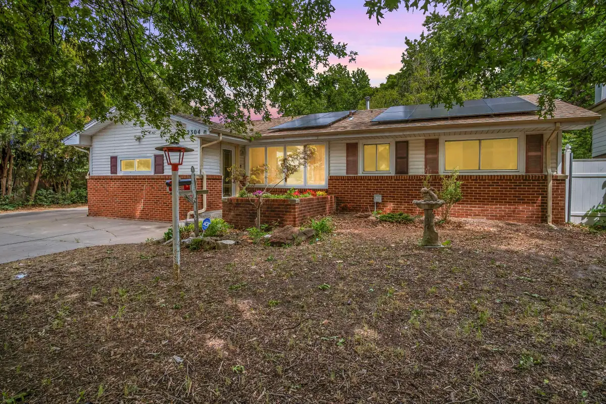 2304 E Glen Oaks Dr, Wichita, KS 67216 - #1