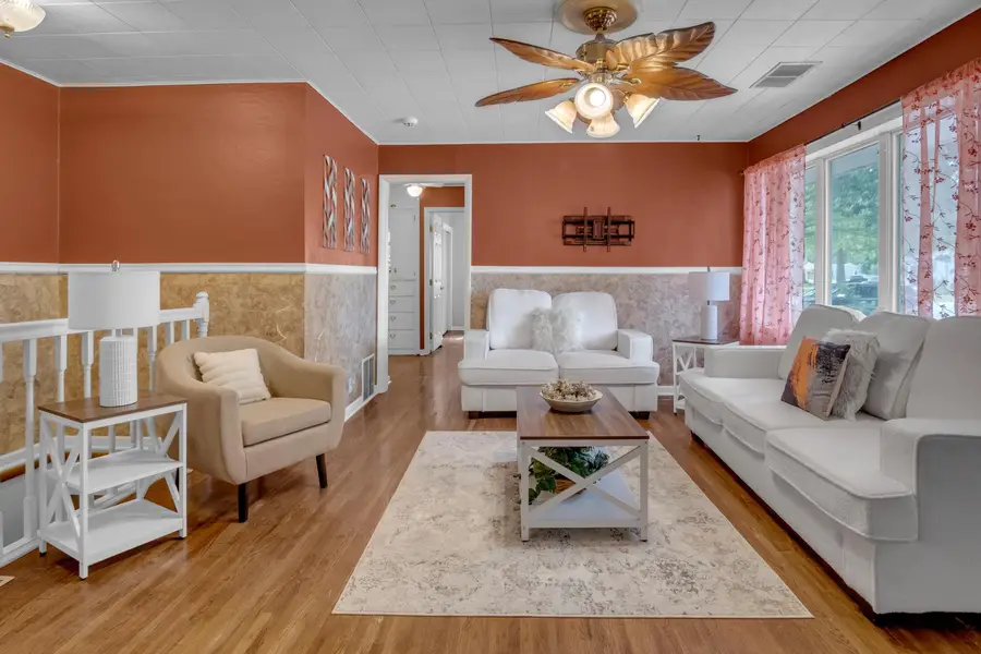 2304 E Glen Oaks Dr, Wichita, KS 67216 - #3