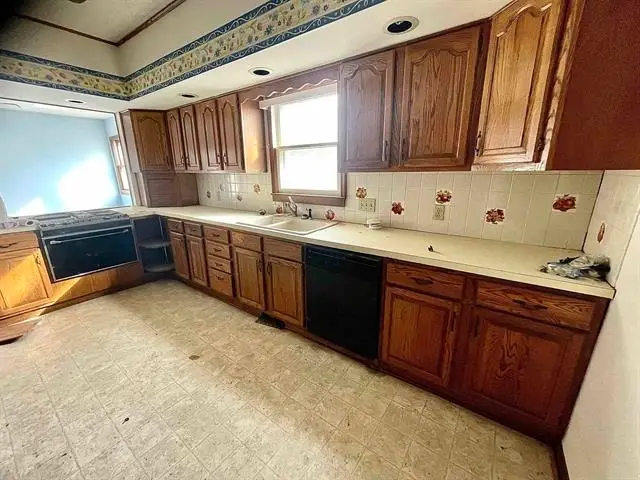 702 E 12th Ave, Winfield, KS 67156 - #3