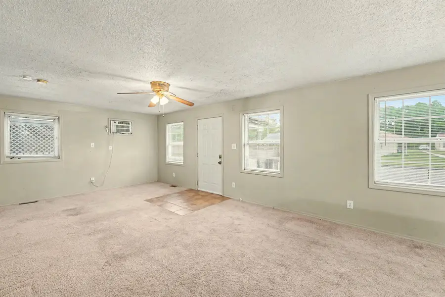 923 W Walnut St, Salina, KS 67401 - #3