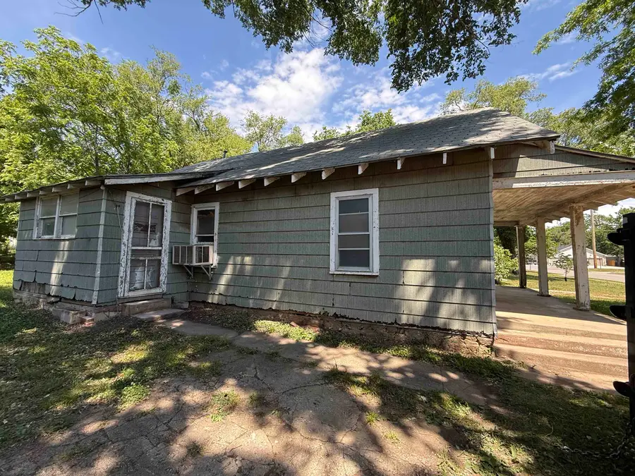 627 N Summit St, El Dorado, KS 67042 - #2