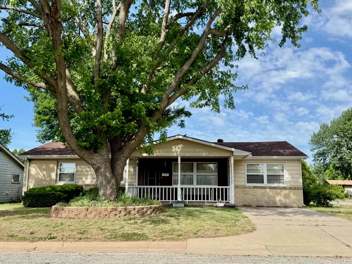 1318 N Park St, Wellington, KS 67152 - #1