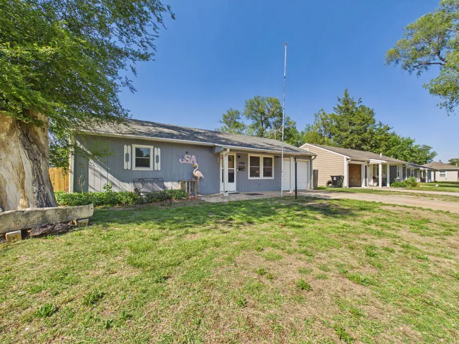 1504 Cheyenne Ave, Salina, KS 67401 - #3