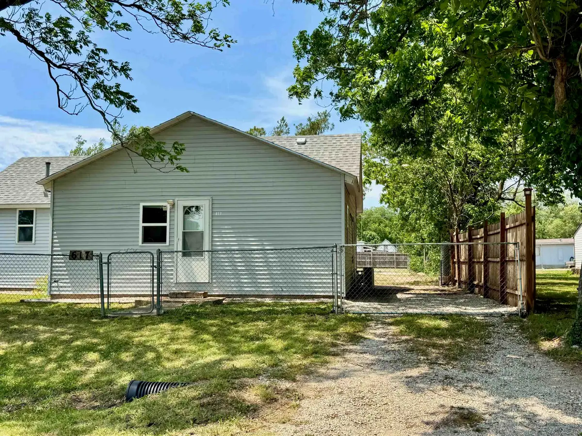 617 N Washington St, Belle Plaine, KS 67013 - #1