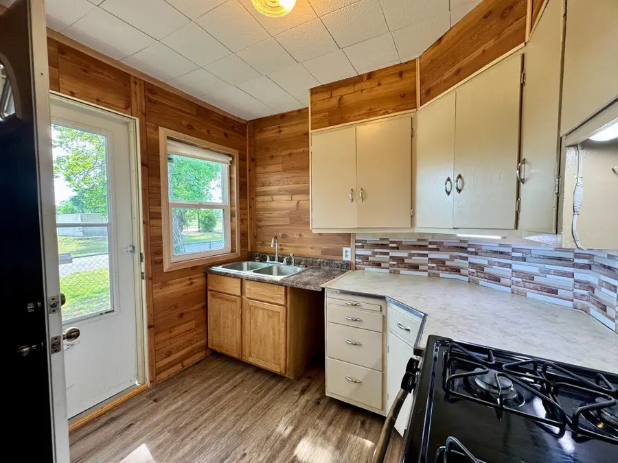 617 N Washington St, Belle Plaine, KS 67013 - #2