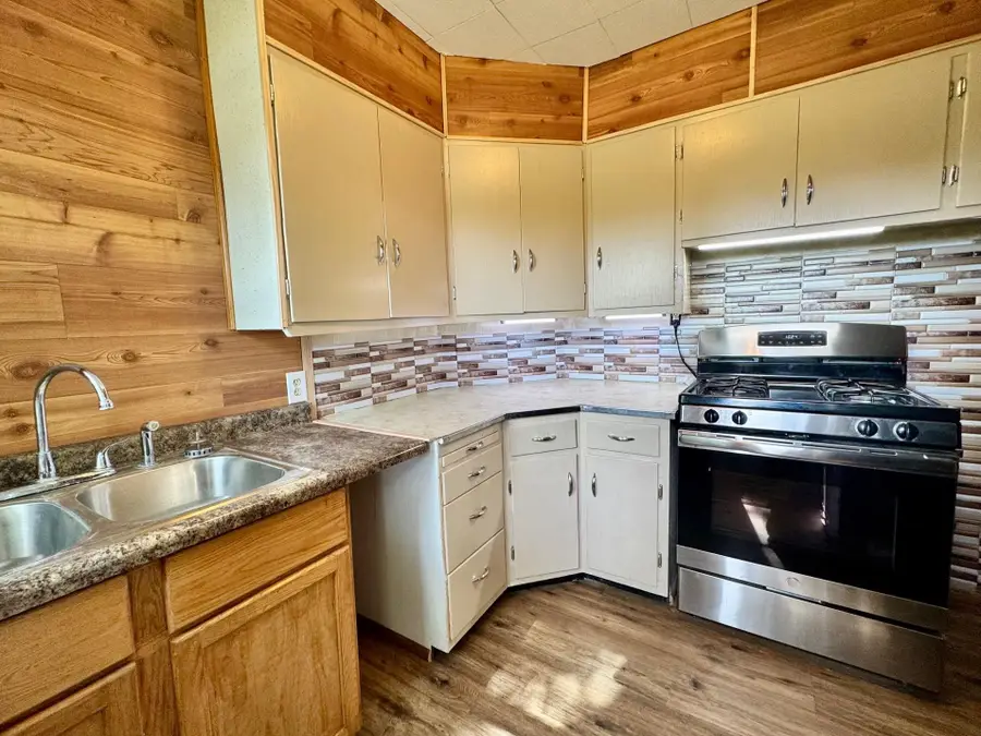 617 N Washington St, Belle Plaine, KS 67013 - #3
