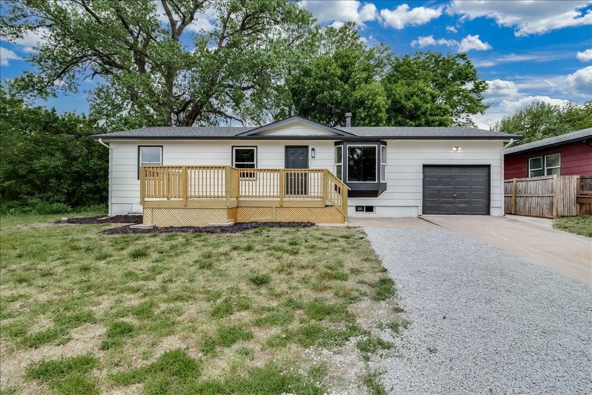 305 Central Ave, Newton, KS 67114 - #1