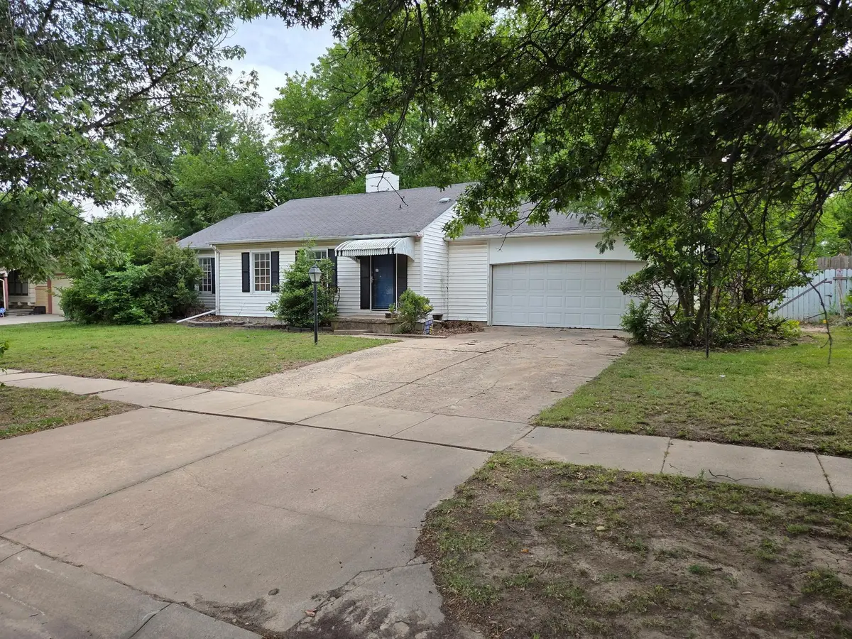1131 S Apache Dr, Wichita, KS 67207 - #1