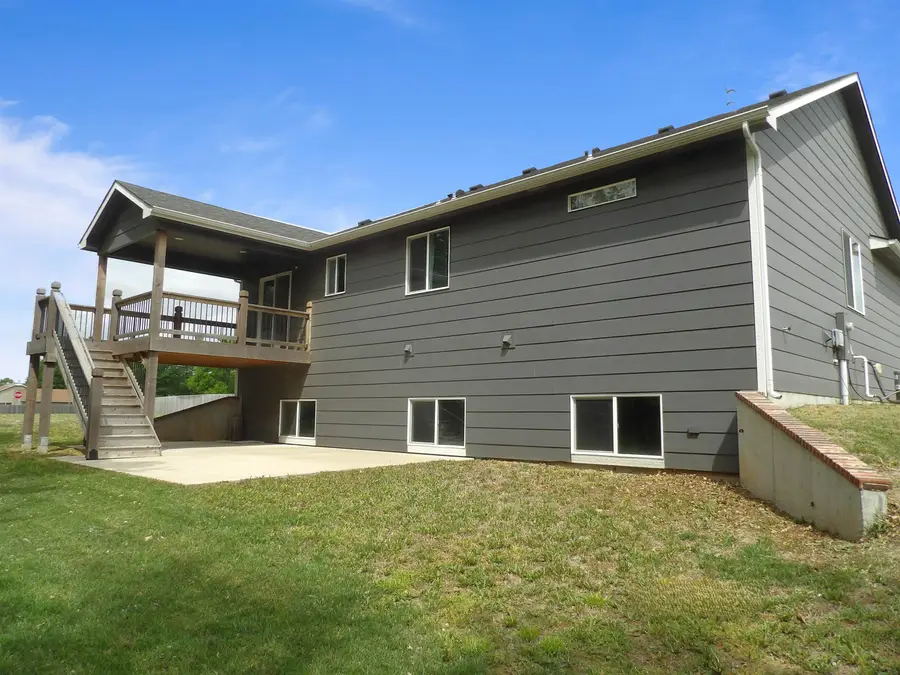 105 E Burlington Dr, Mulvane, KS 67110 - #2