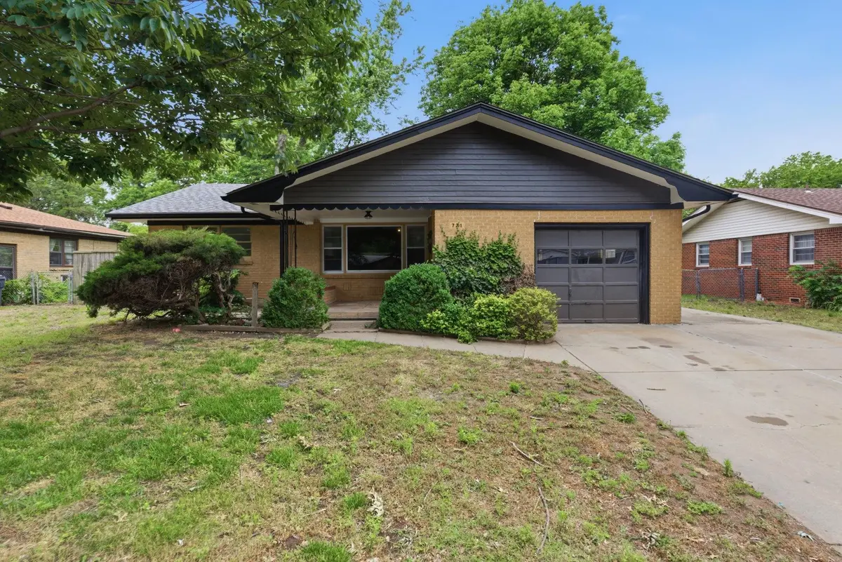 721 W Anita Dr, Haysville, KS 67060 - #1