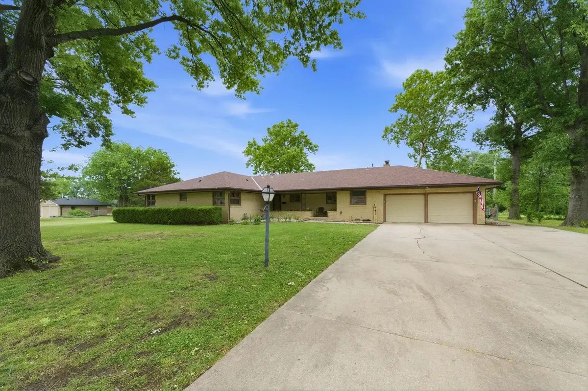1701 N Sunset Dr, Augusta, KS 67010 - #1