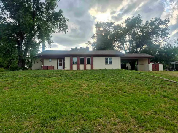 21253 Hoover Ave, Winfield, KS 67156