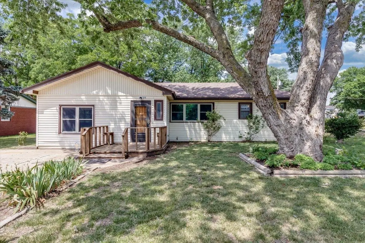 215 S Tracy Ave, Clearwater, KS 67026 - #1