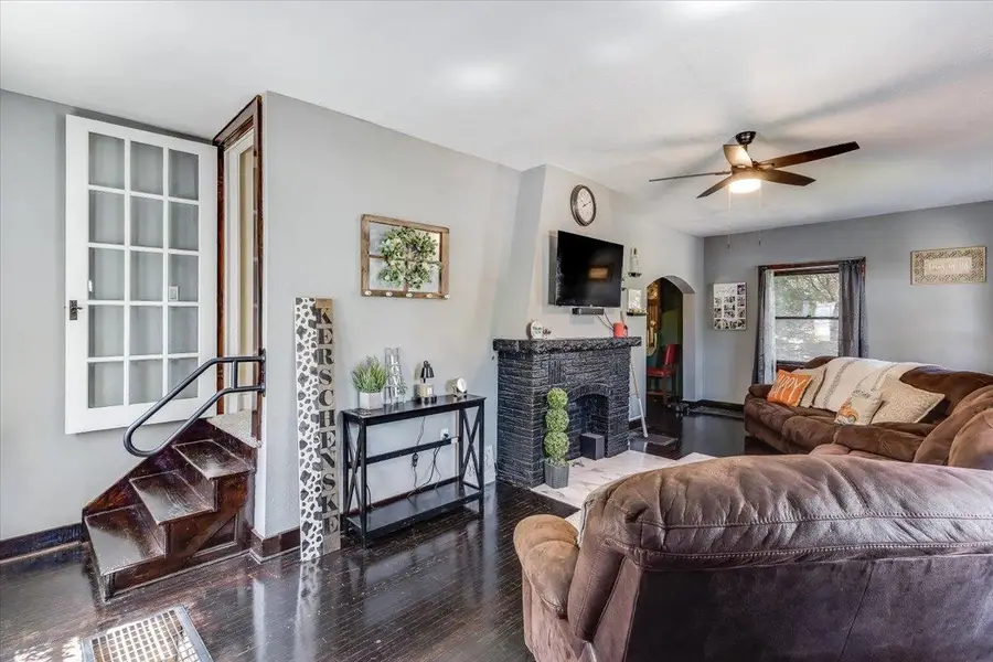 225 W 9th Ave, Hutchinson, KS 67501 - #3