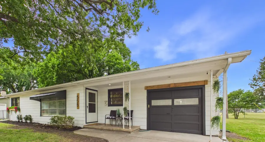 555 N Colby St, Valley Center, KS 67147 - #2
