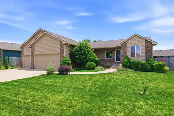906 E Splitwood Way, Derby, KS 67037