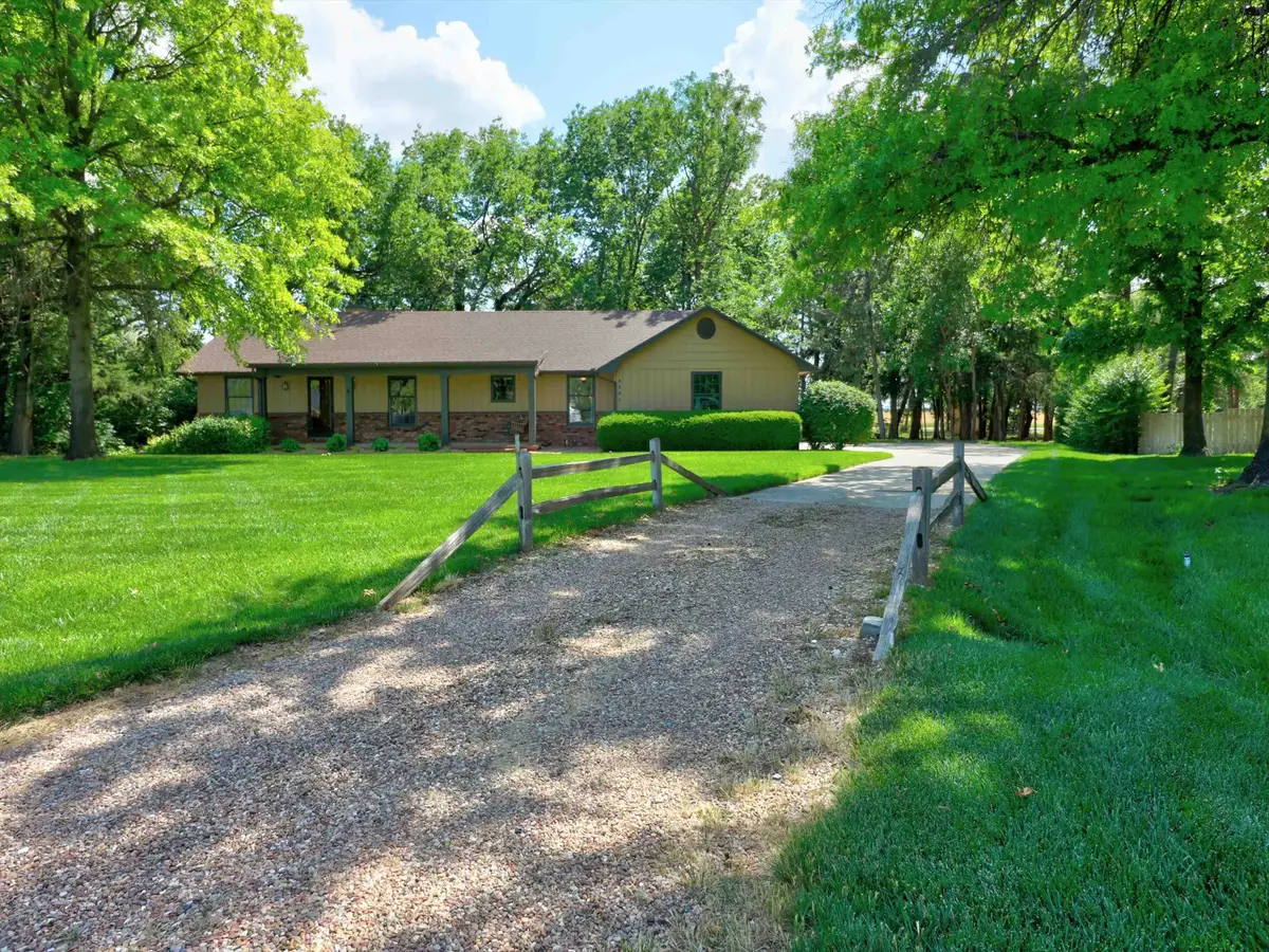 3231 Red Fox Ln, Newton, KS 67114 - #1