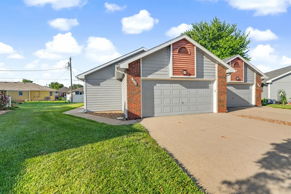 657 Georgetown Rd, Salina, KS 67401 - #1