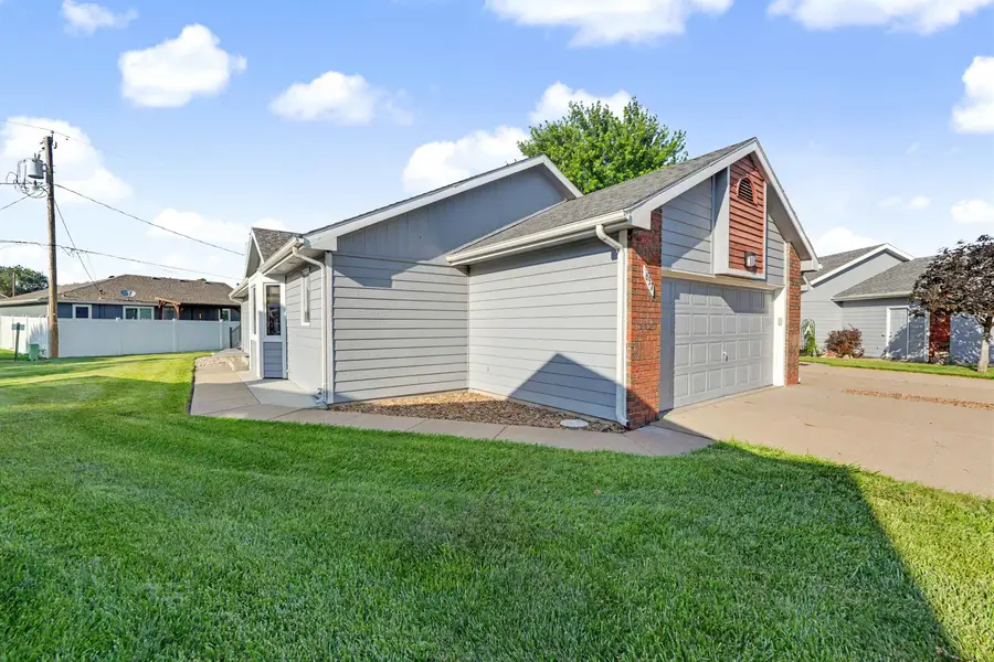 657 Georgetown Rd, Salina, KS 67401 - #2