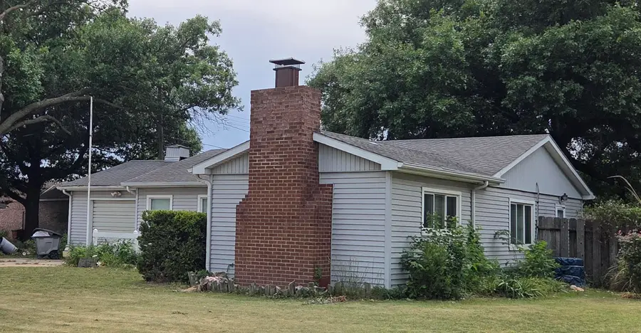 402 N Circle Dr, Wellington, KS 67152 - #2
