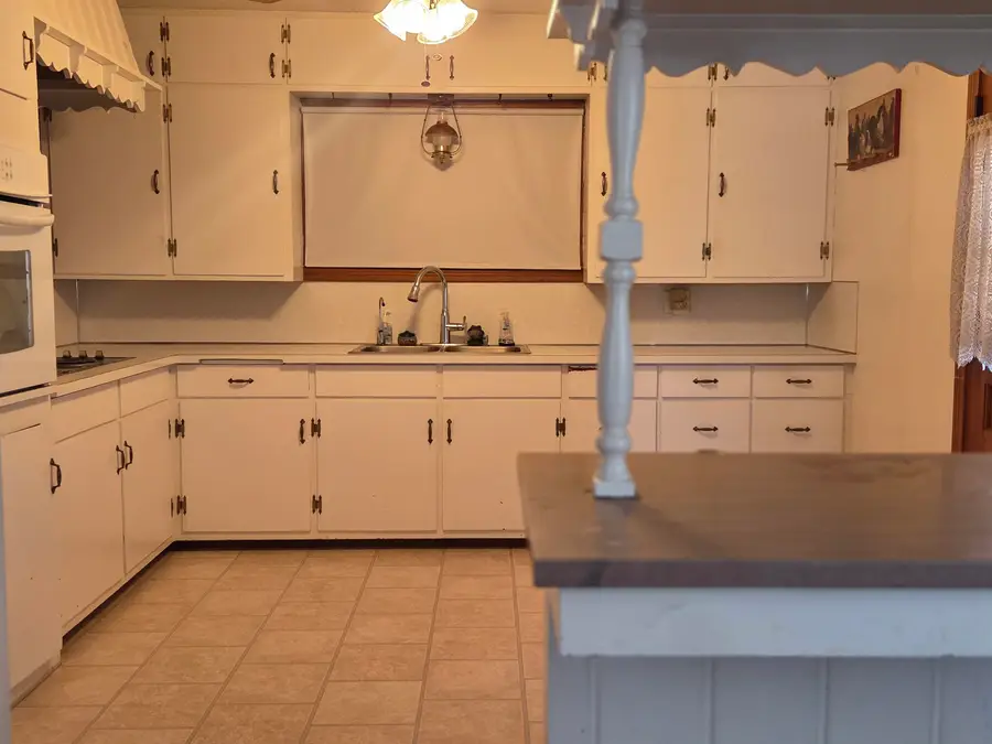402 N Circle Dr, Wellington, KS 67152 - #3