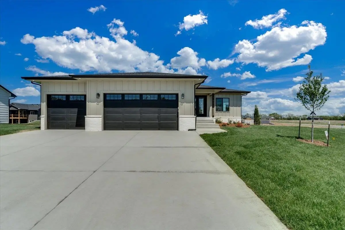 8992 E Bradford St, Wichita, KS 67210 - #1